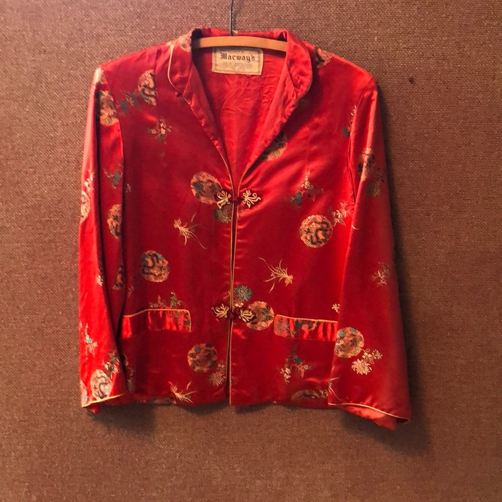 This is a beautiful hand crafted 100% silk jacket circa 1940-1950s.